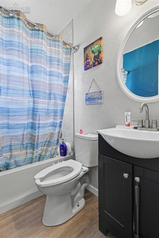 Image 15 of 25: Bathroom