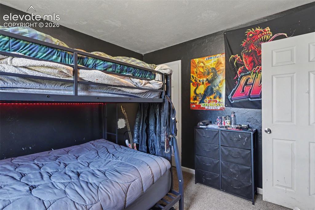Image 17 of 25: Bedroom