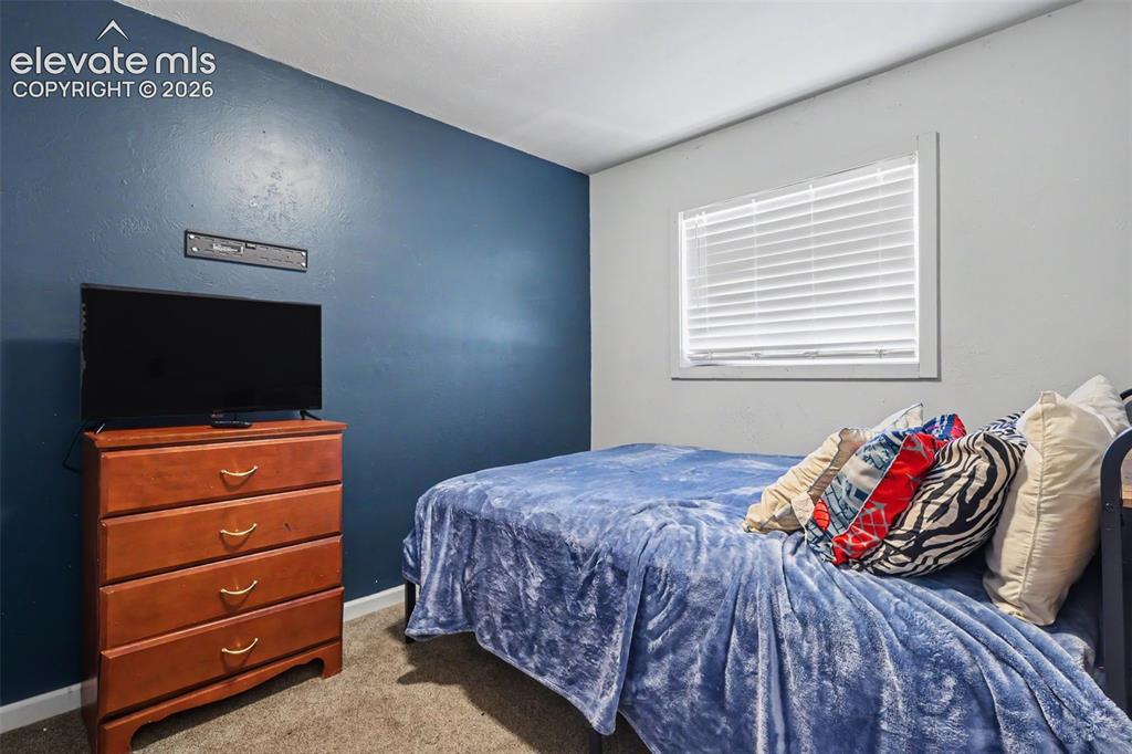 Image 18 of 25: Bedroom