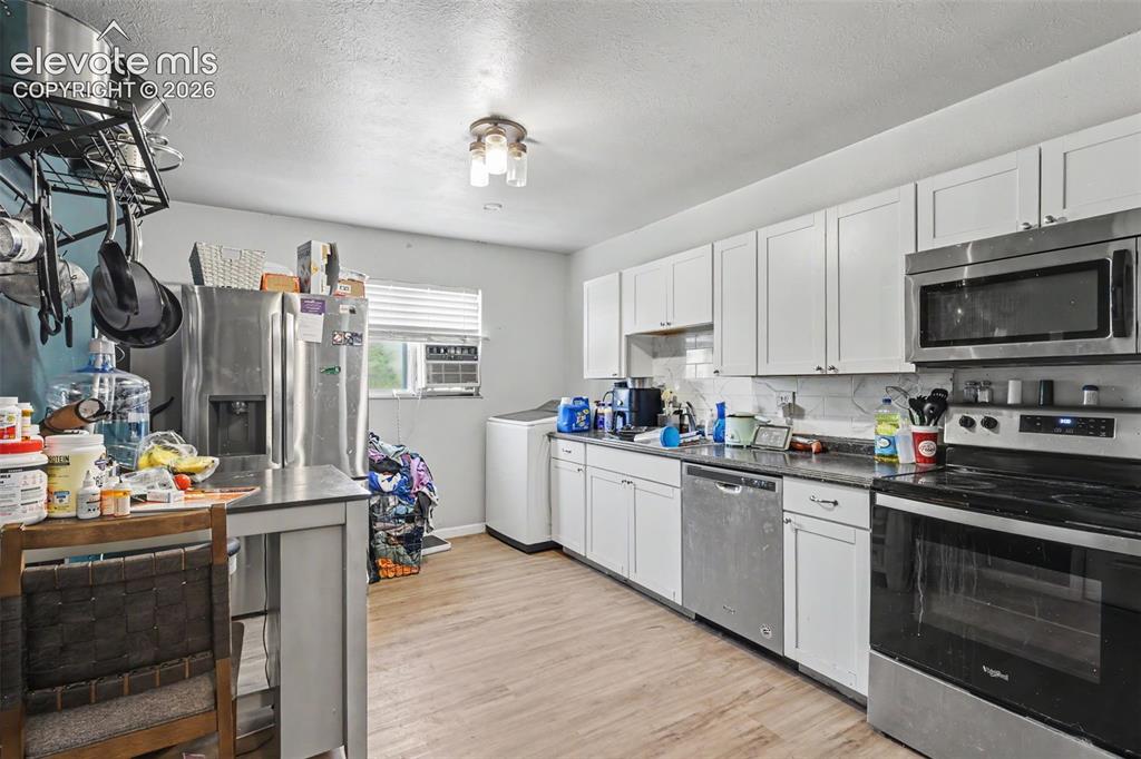 Image 8 of 25: Kitchen