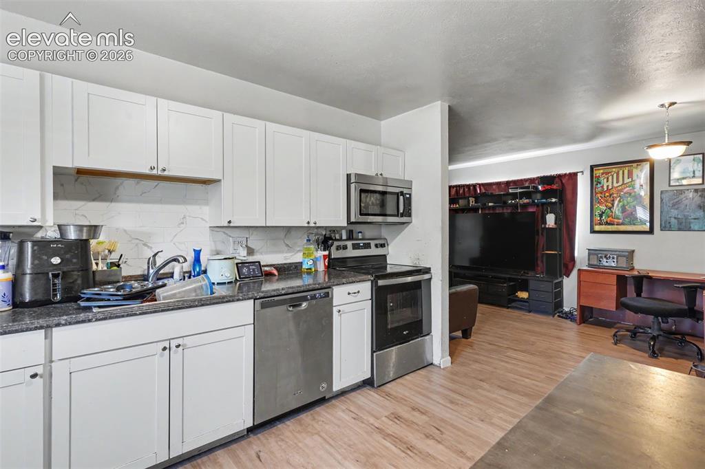 Image 9 of 25: Kitchen
