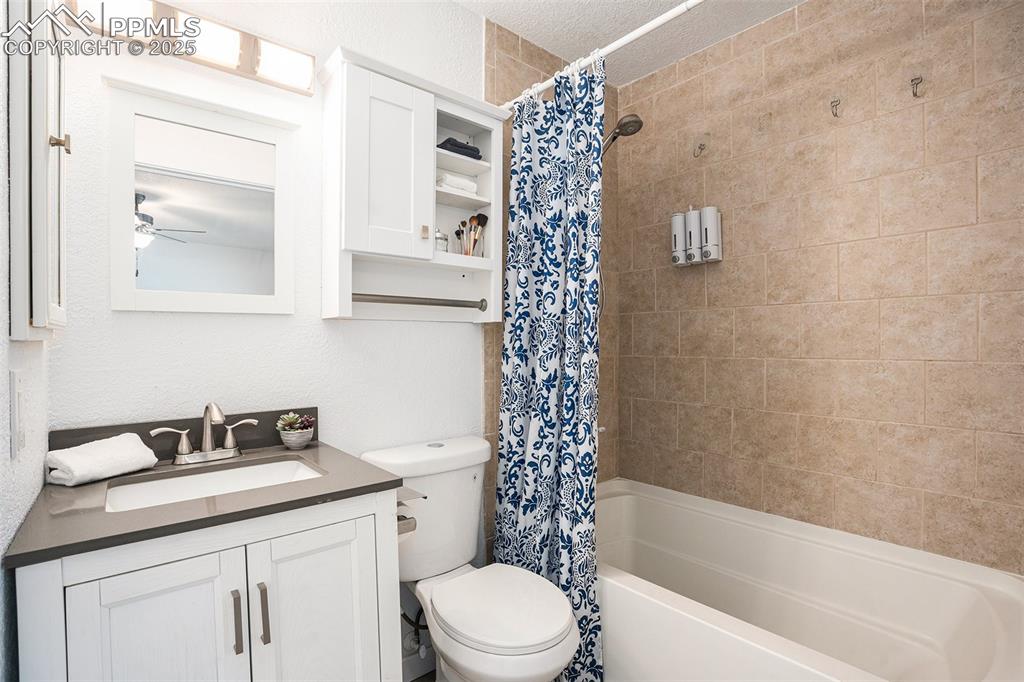 Image 10 of 19: Bathroom