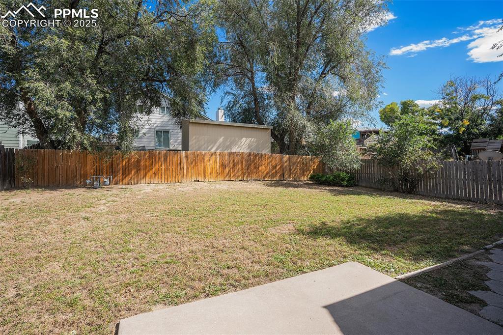 Image 18 of 19: Yard