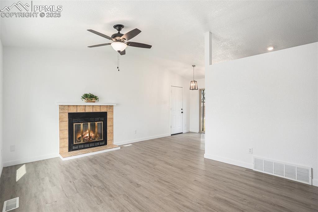 Image 4 of 19: Living Room