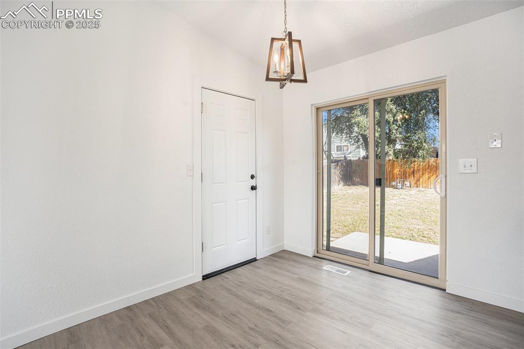 Image 5 of 19: Dining Area