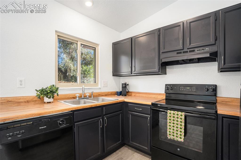 Image 6 of 19: Kitchen