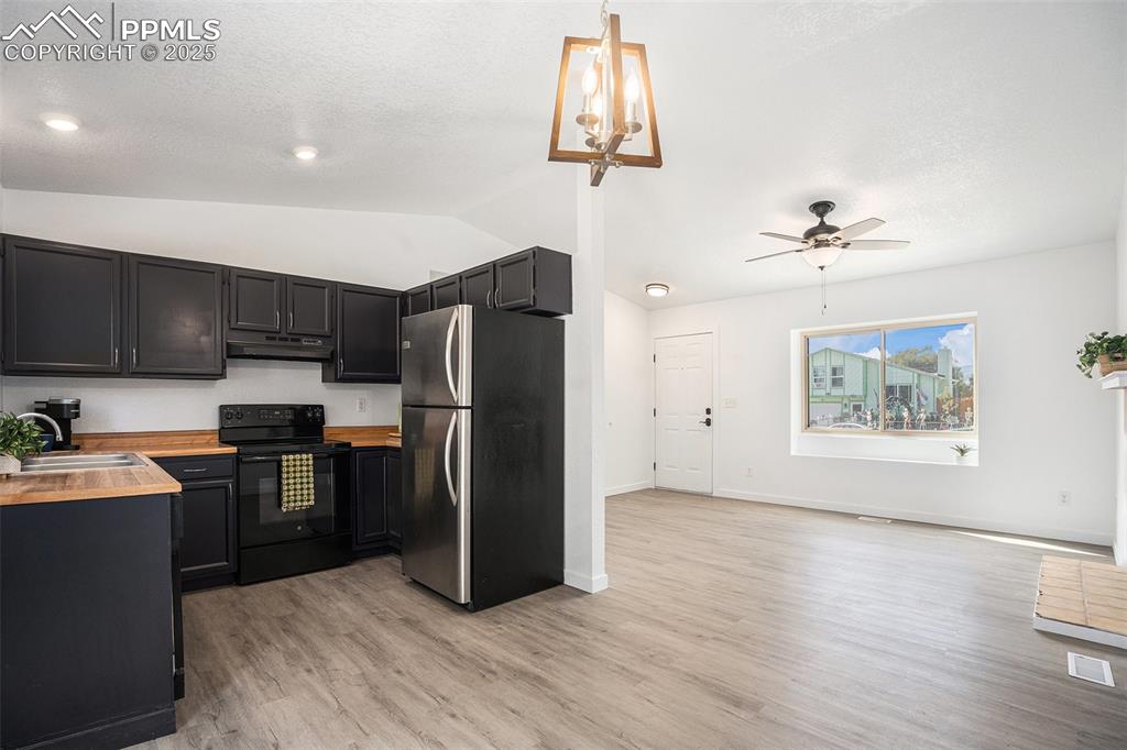 Image 7 of 19: Kitchen