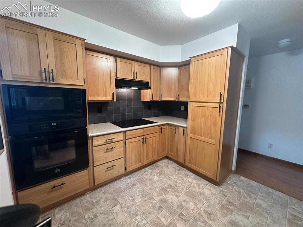 Image 10 of 22: Kitchen