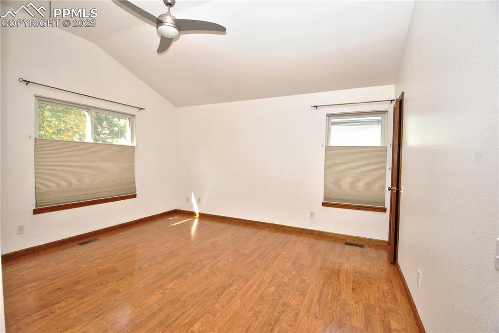 Image 18 of 22: Bedroom