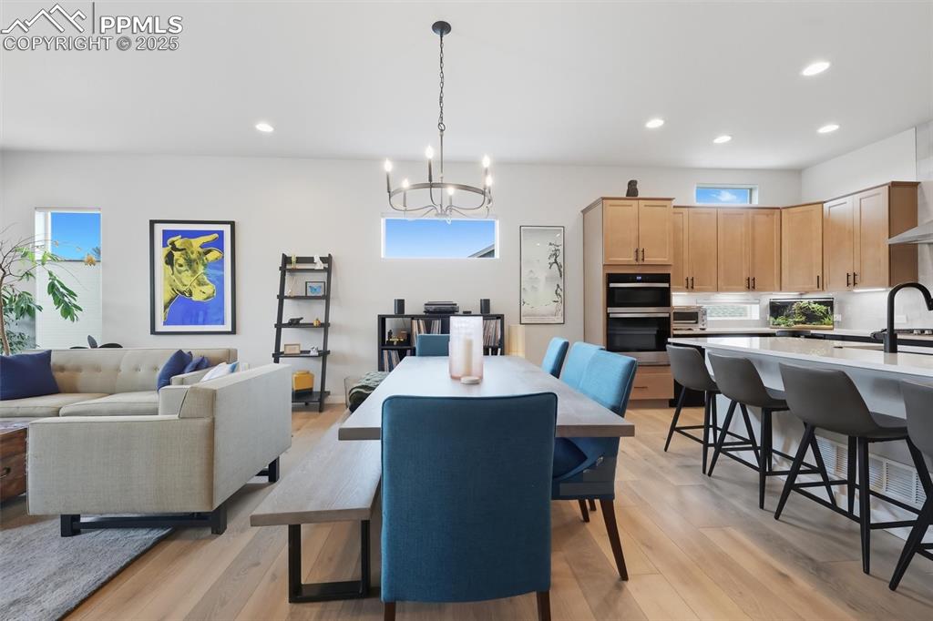 Image 16 of 47: Dining Area