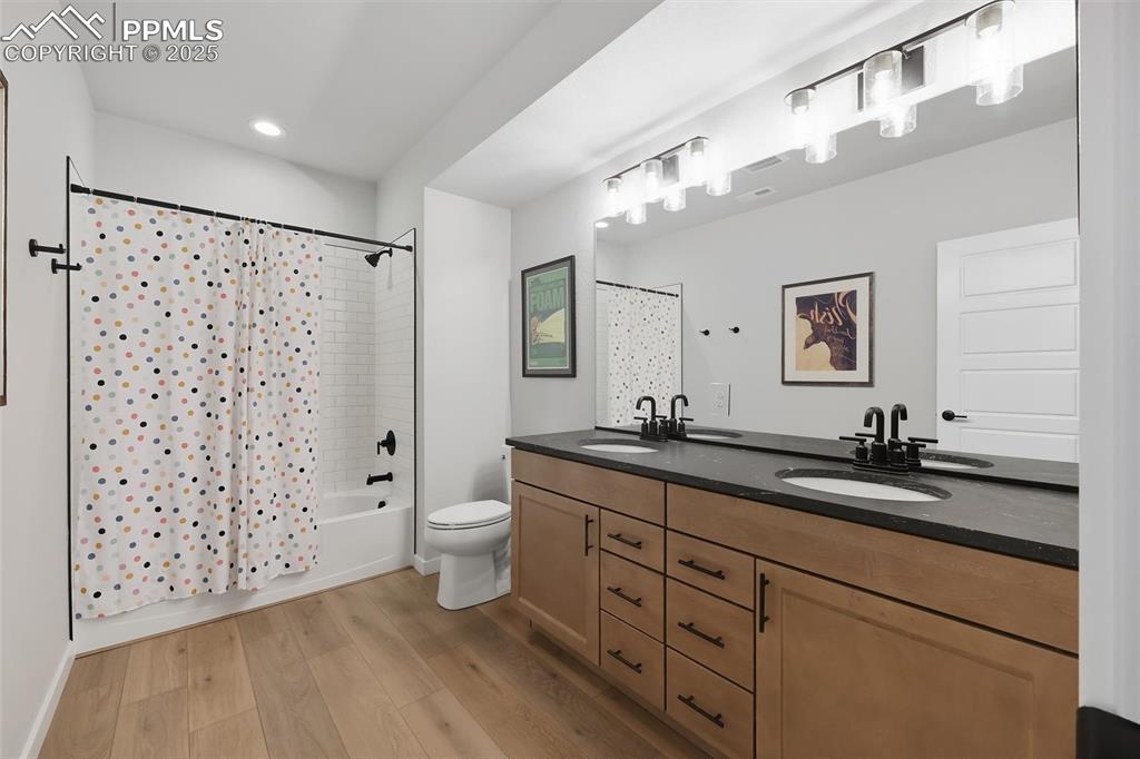 Image 35 of 47: Bathroom