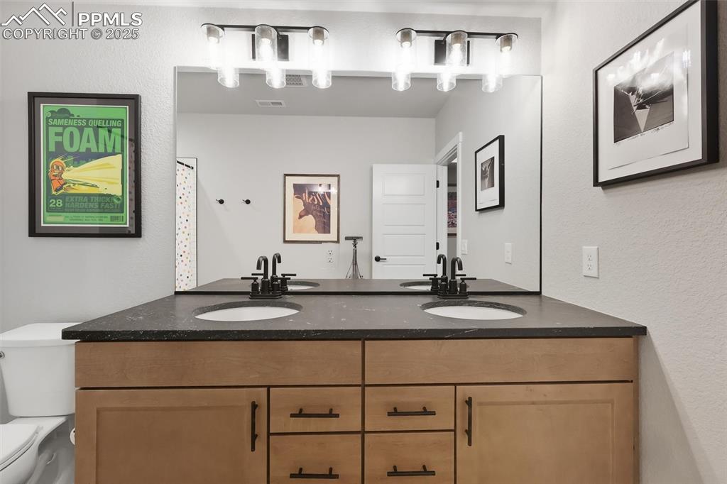 Image 36 of 47: Bathroom