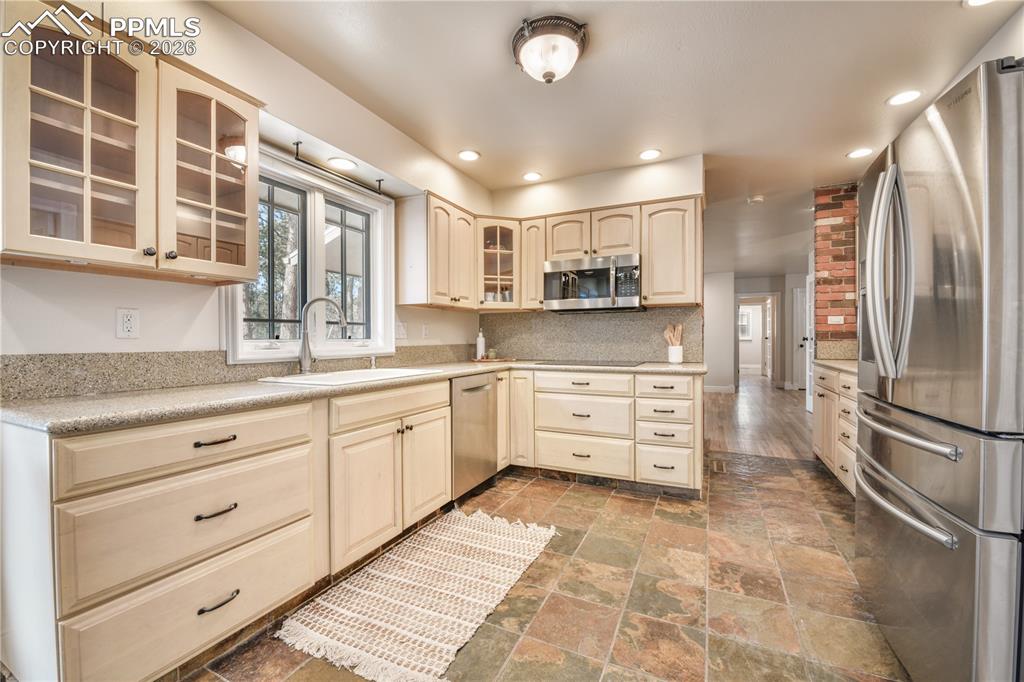 Image 12 of 50: Kitchen