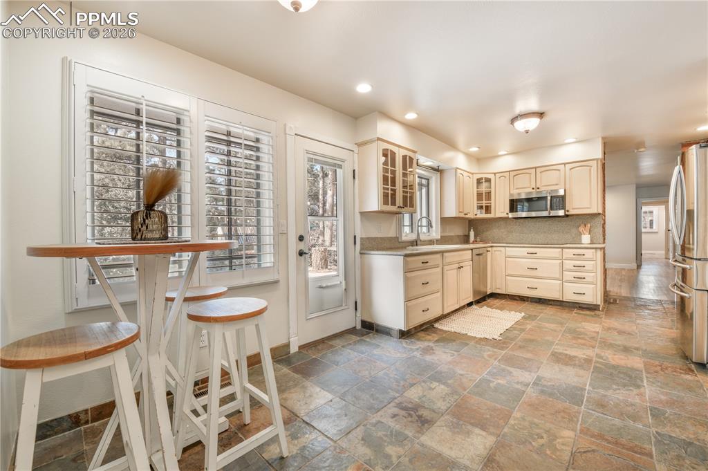 Image 14 of 50: Kitchen