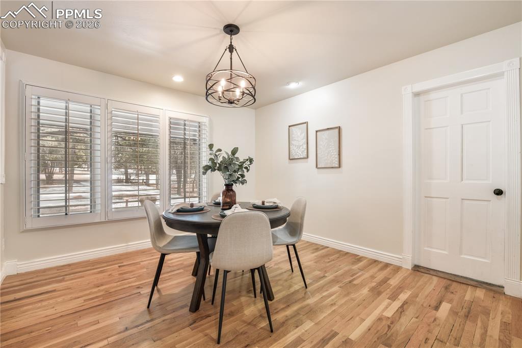 Image 18 of 50: Dining Area