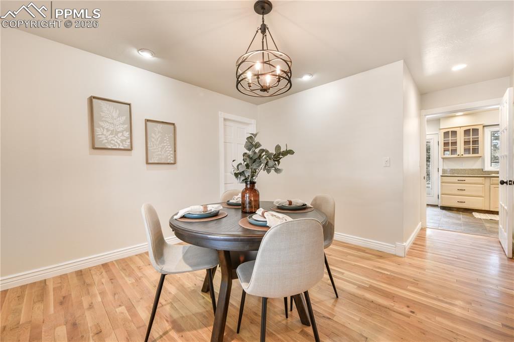 Image 21 of 50: Dining Area