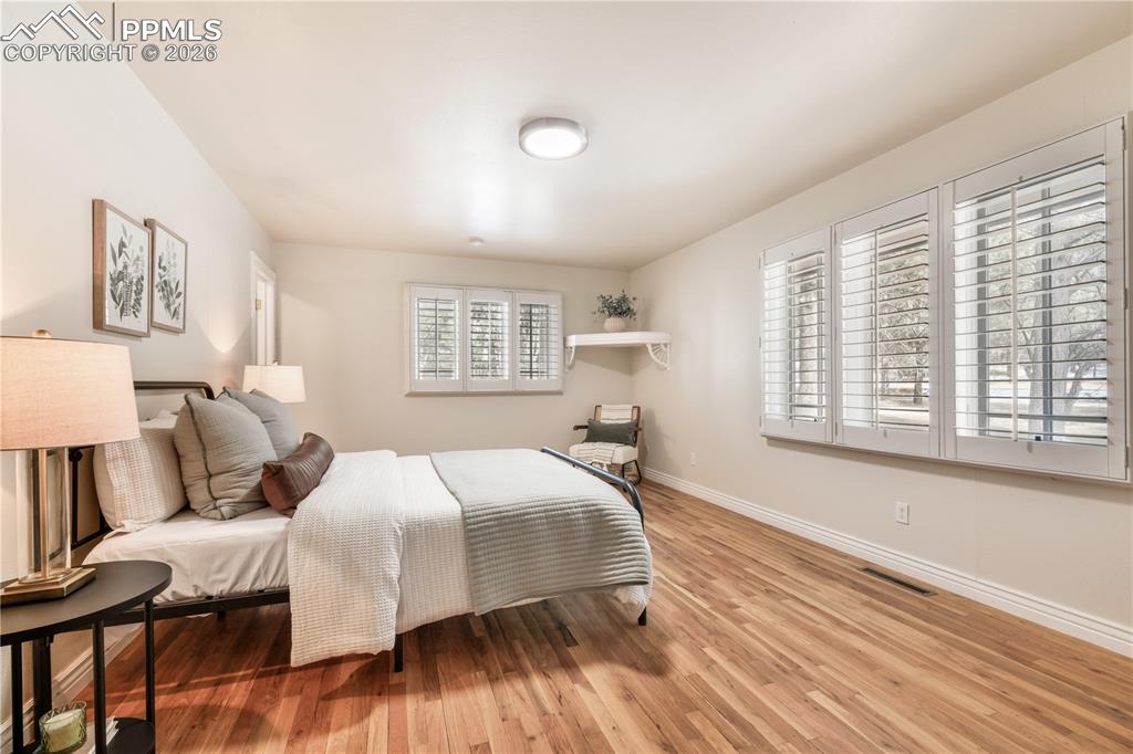 Image 22 of 50: Bedroom