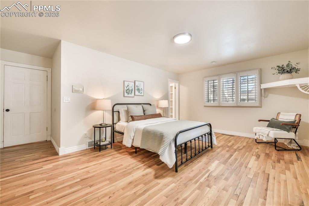 Image 23 of 50: Bedroom