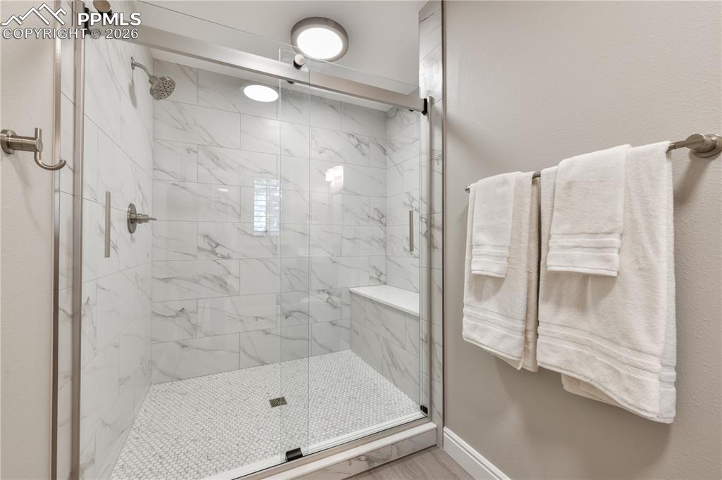 Image 26 of 50: Bathroom