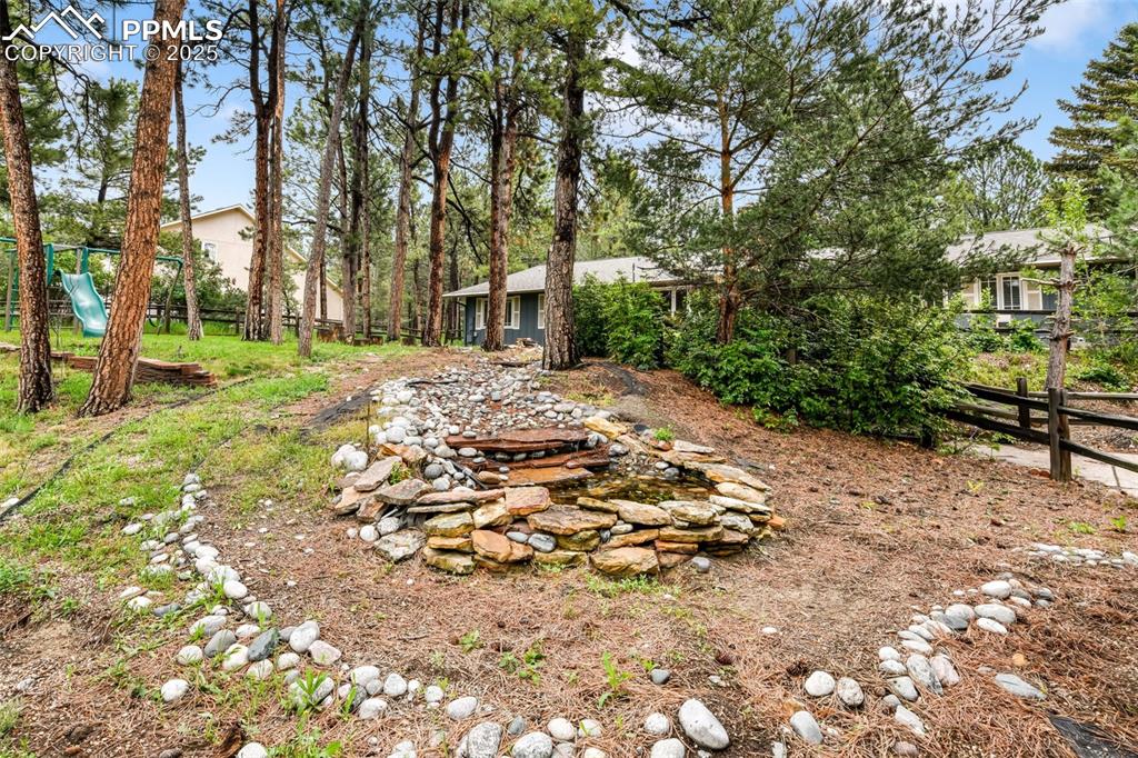 Image 37 of 50: Yard