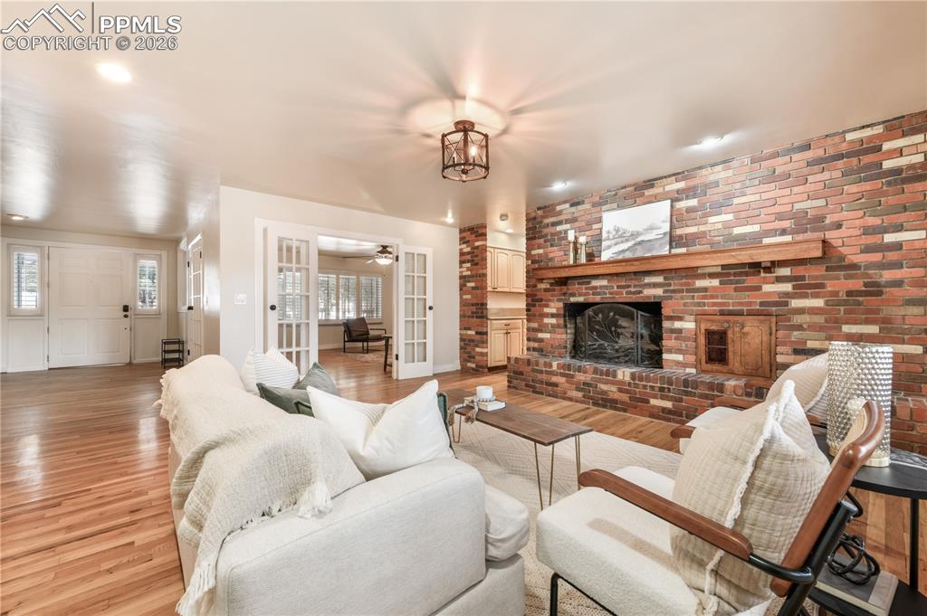 Image 8 of 50: Living Room