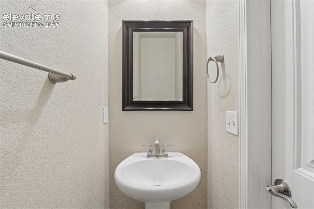 Image 25 of 39: Bathroom