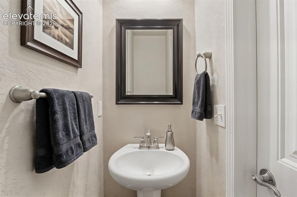 Image 26 of 39: Bathroom