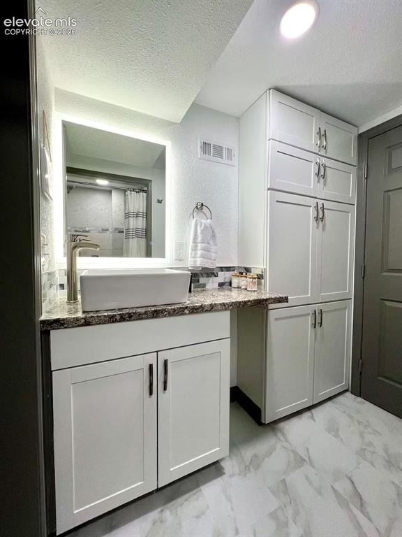 Image 17 of 21: Lower Unit