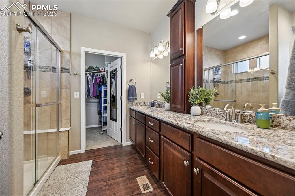 Image 16 of 41: Bathroom