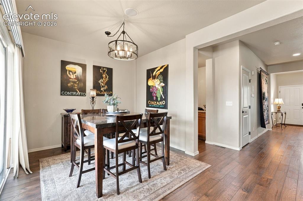 Image 10 of 50: Dining Area