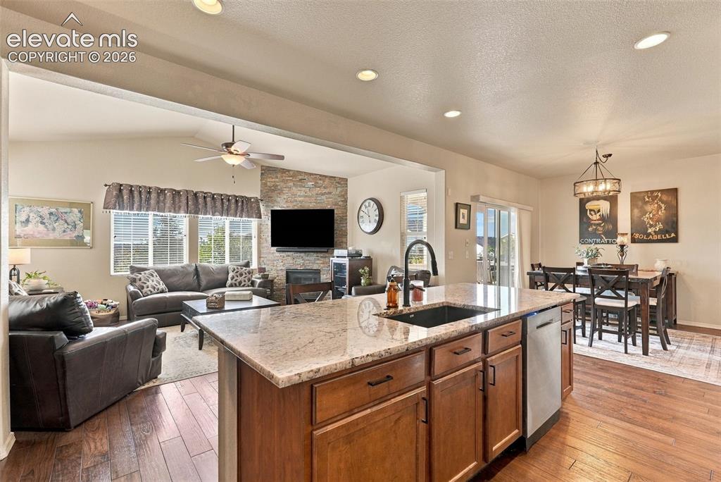 Image 18 of 50: Kitchen