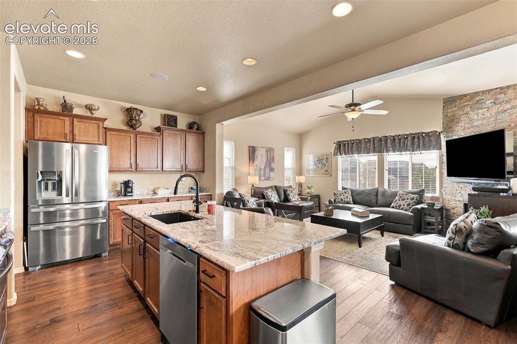 Image 19 of 50: Kitchen
