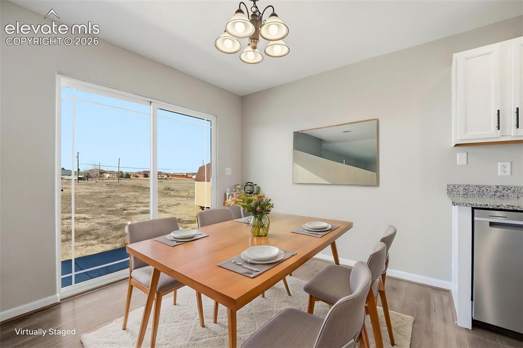 Image 11 of 50: Dining Area