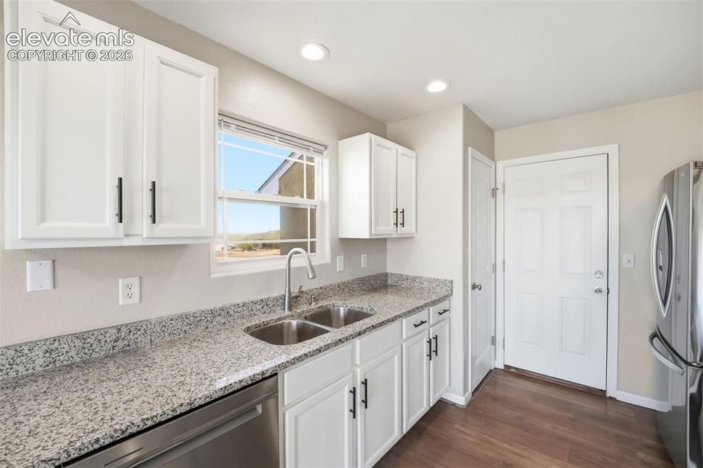 Image 12 of 50: Kitchen