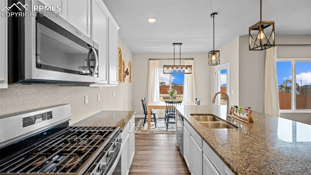 Image 13 of 44: Kitchen