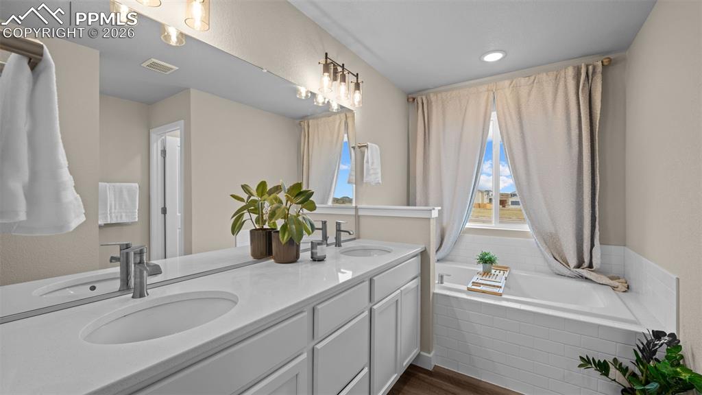 Image 25 of 44: Bathroom