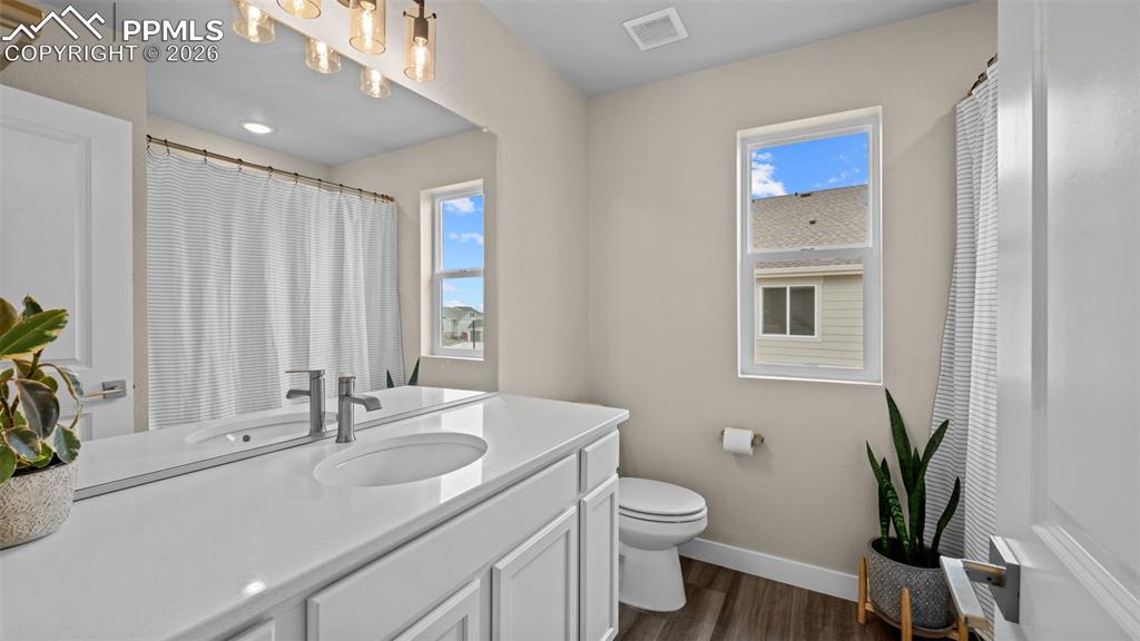 Image 30 of 44: Bathroom