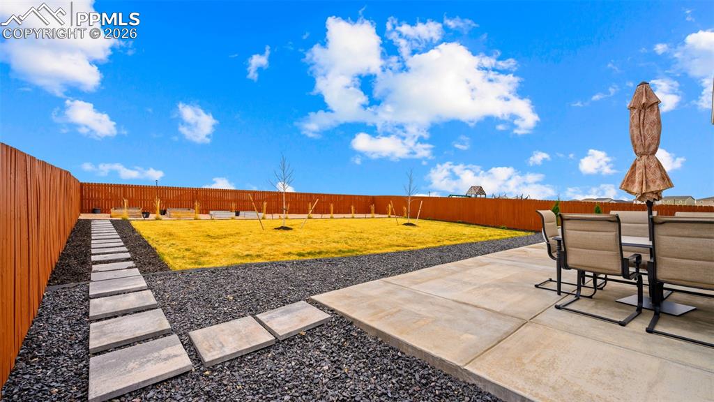 Image 35 of 44: Yard