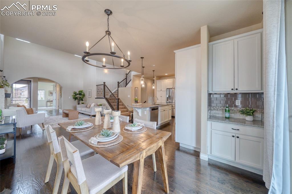 Image 14 of 50: Dining Area