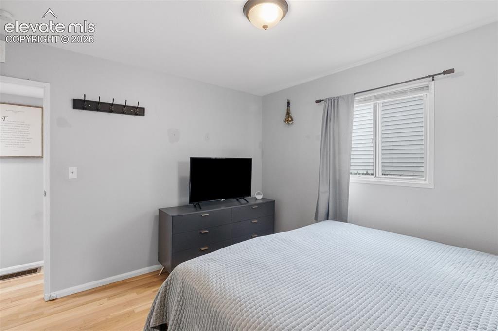 Image 18 of 36: Bedroom