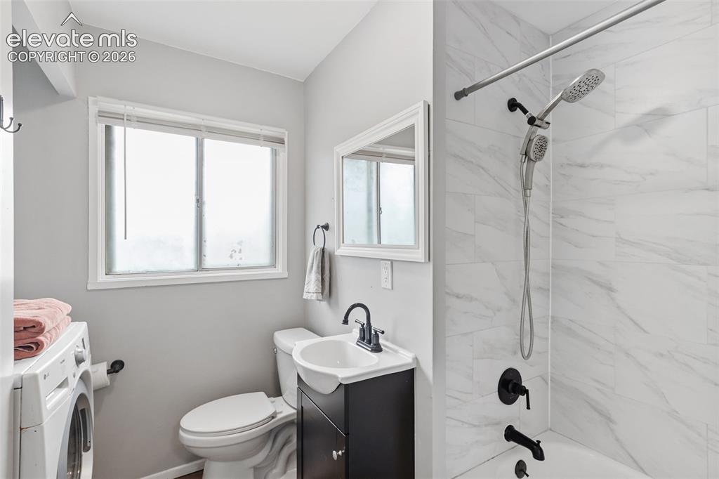 Image 19 of 36: Bathroom