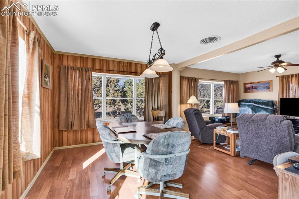 Image 14 of 44: Dining Area