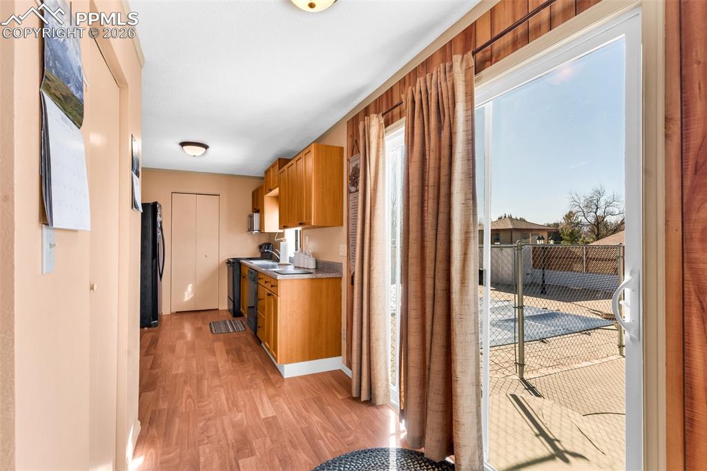 Image 16 of 44: Kitchen