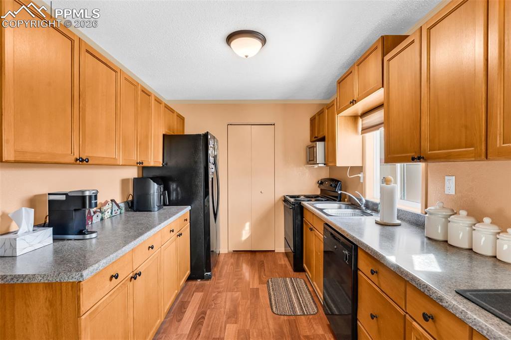 Image 17 of 44: Kitchen