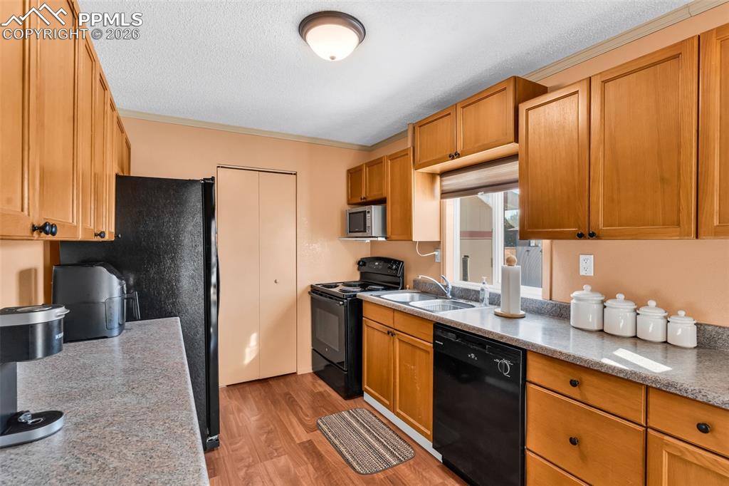 Image 18 of 44: Kitchen