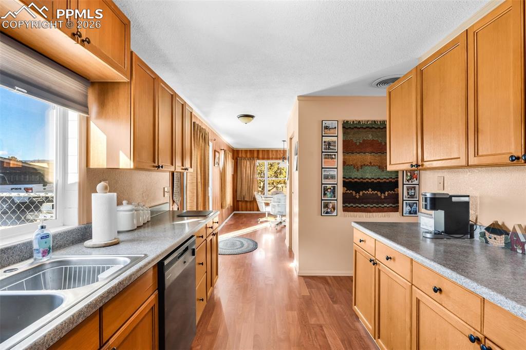 Image 19 of 44: Kitchen