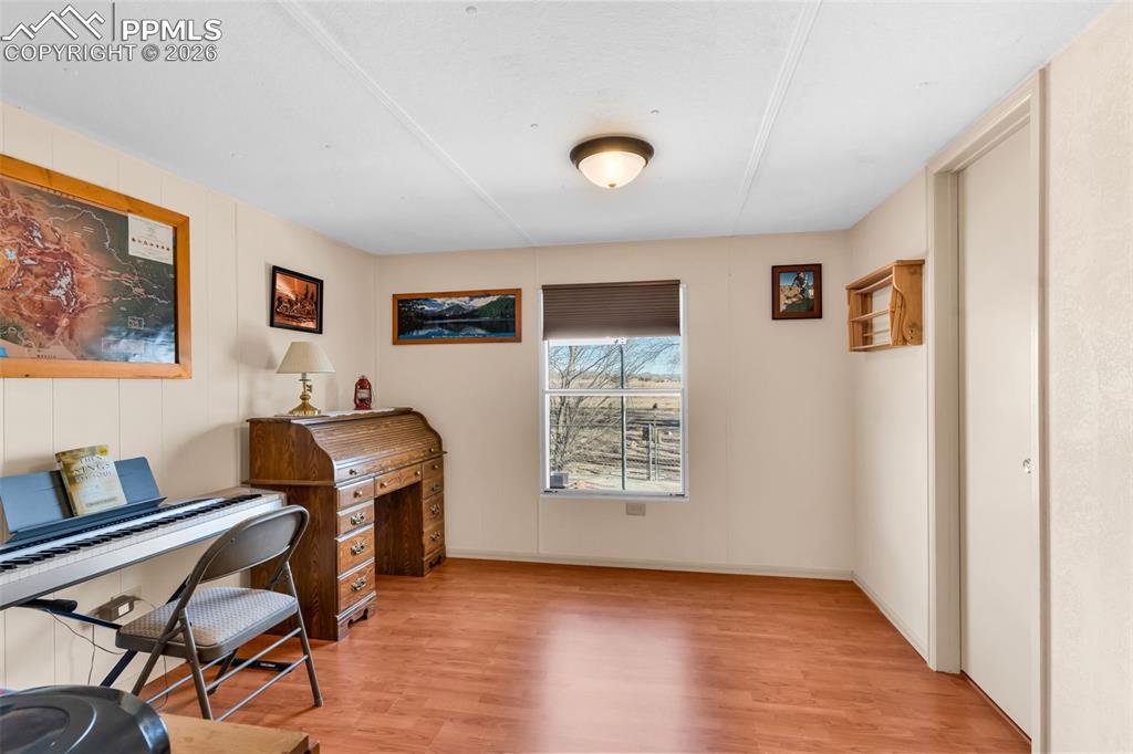 Image 21 of 44: Office