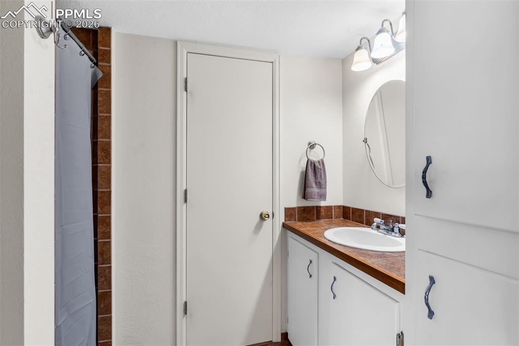 Image 22 of 44: Bathroom