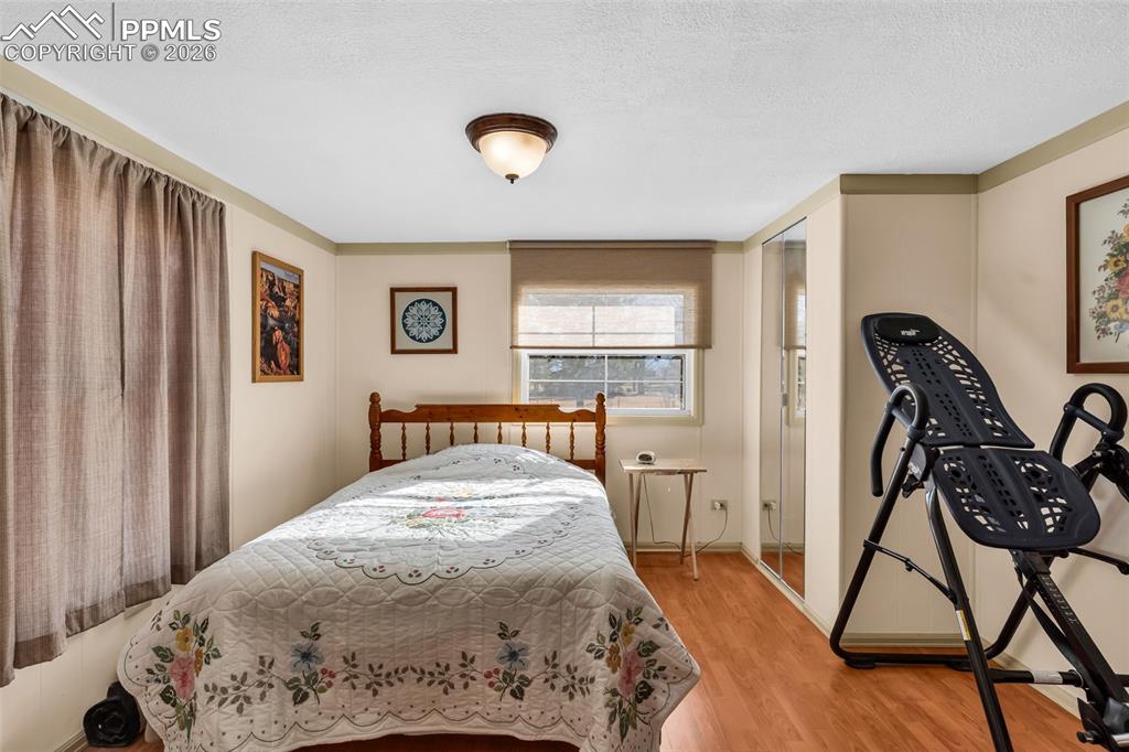 Image 23 of 44: Bedroom