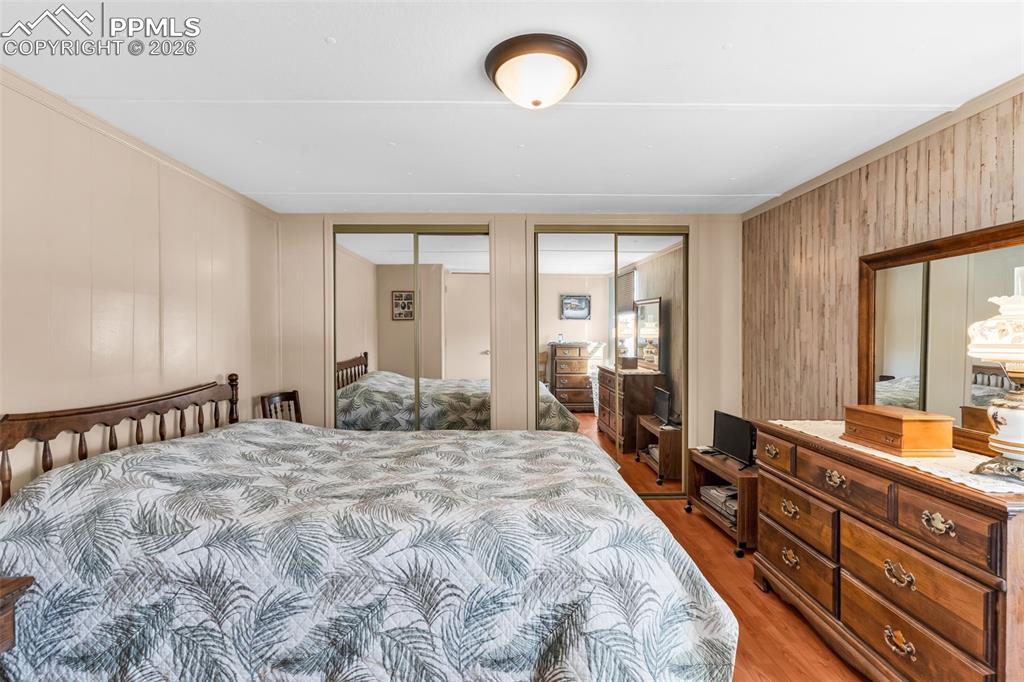 Image 24 of 44: Bedroom